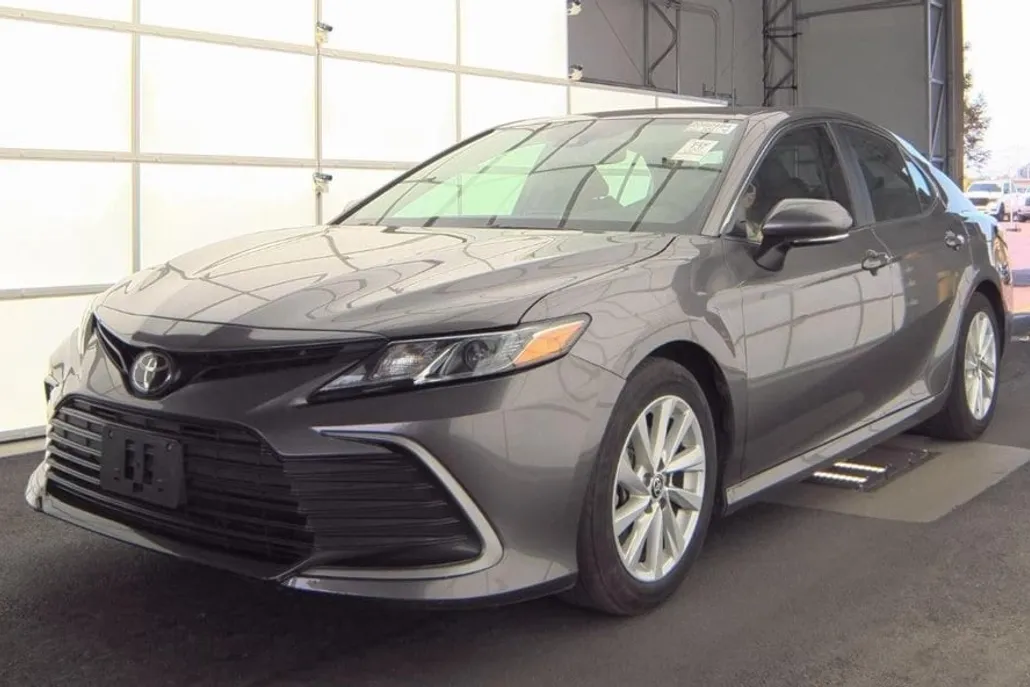 2023 Toyota Camry LE photo 1