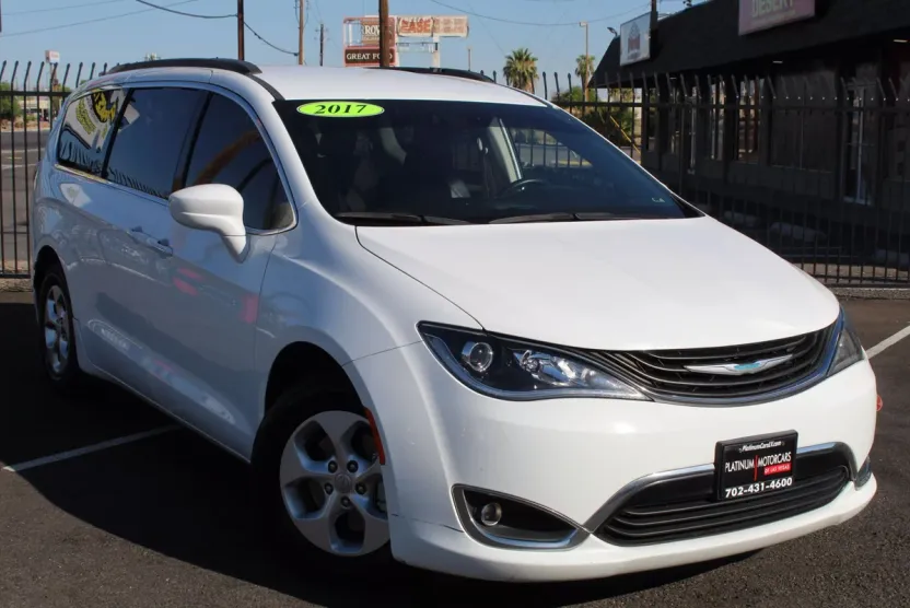 2017 Chrysler Pacifica Hybrid photo 1