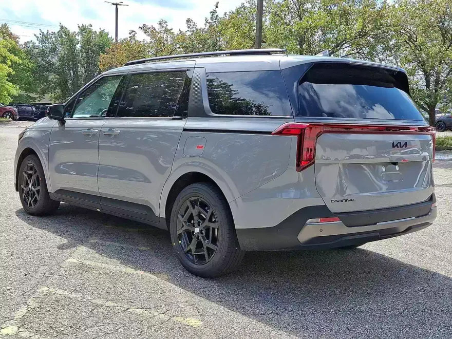 2026 Kia Carnival SX photo 1