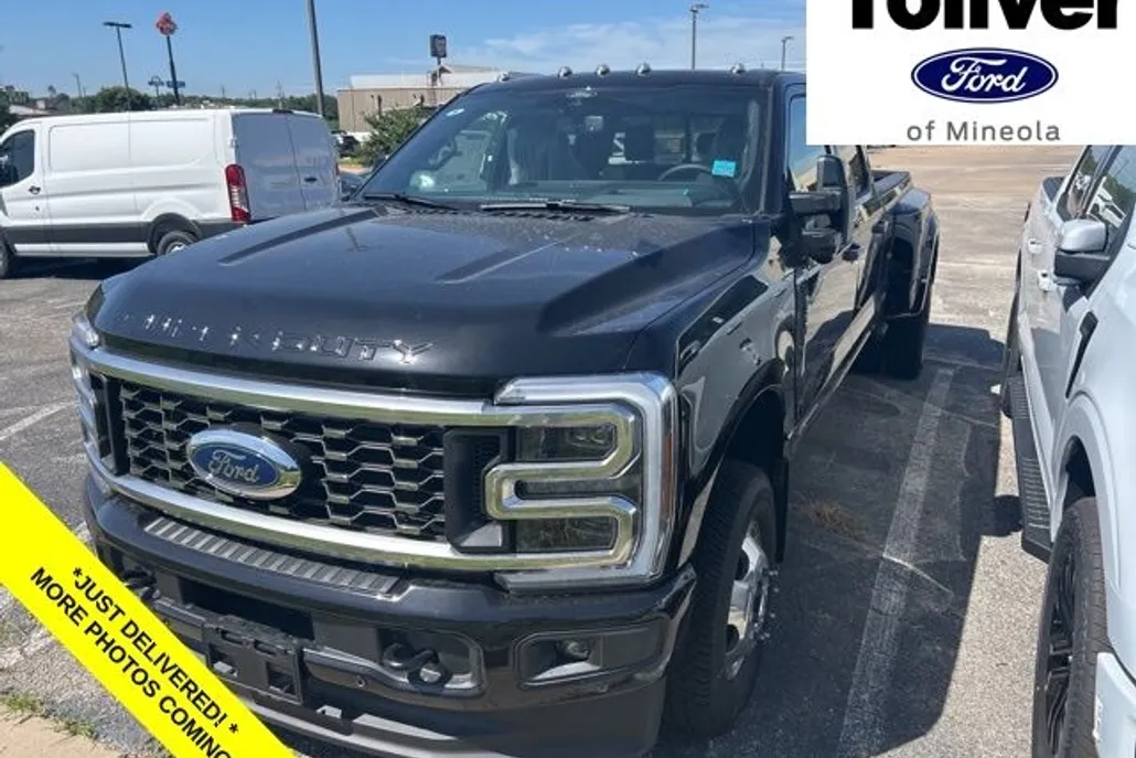 2025 Ford F-350 Platinum photo 1
