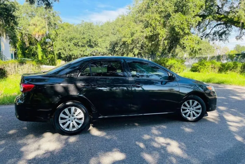 2013 Toyota Corolla LE photo 1