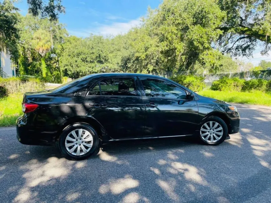 2013 Toyota Corolla LE photo 1