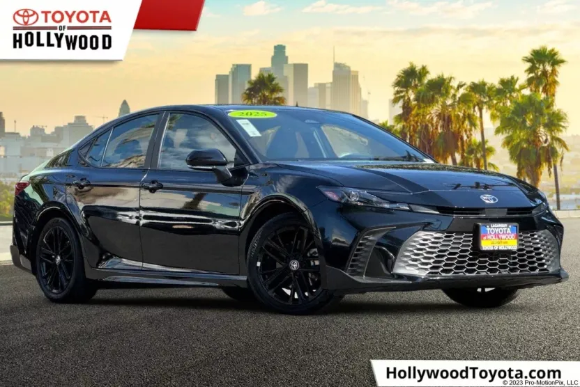 2025 Toyota Camry SE photo 1