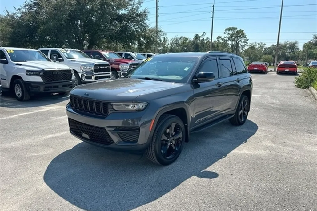 2024 Jeep Grand Cherokee Laredo Altitude photo 1