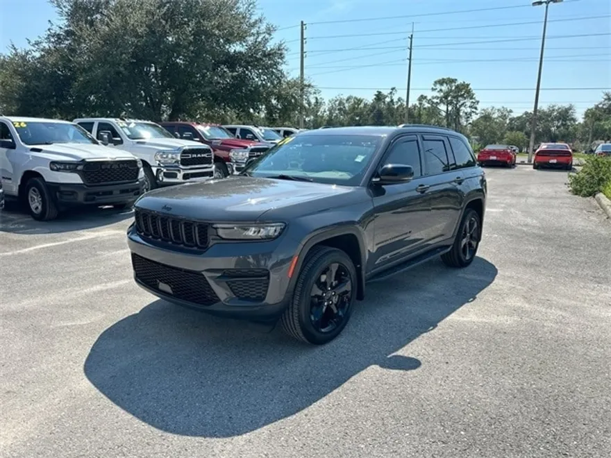 2024 Jeep Grand Cherokee Laredo Altitude photo 1