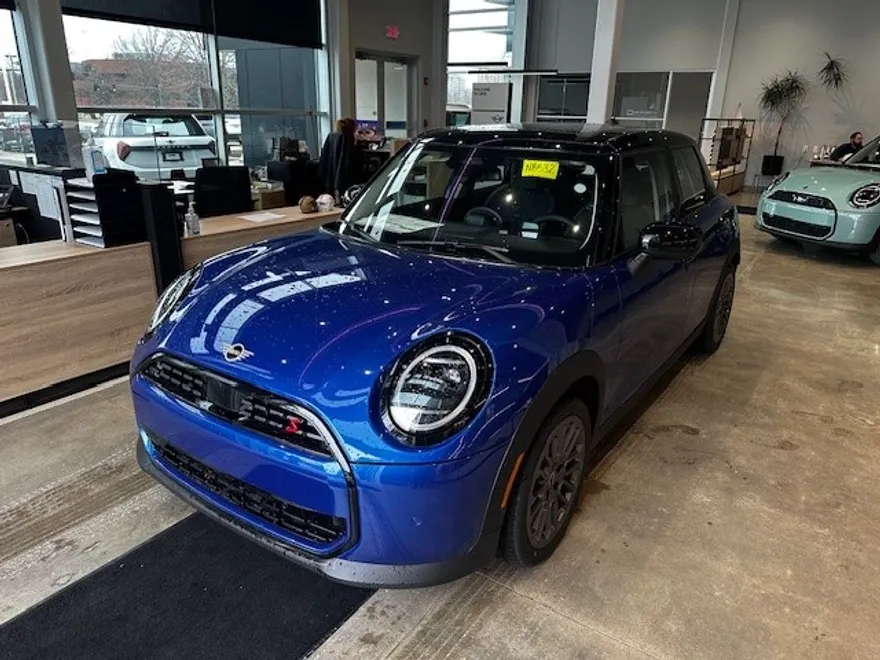 2025 Mini Cooper 4 Door Hardtop Signature photo 1