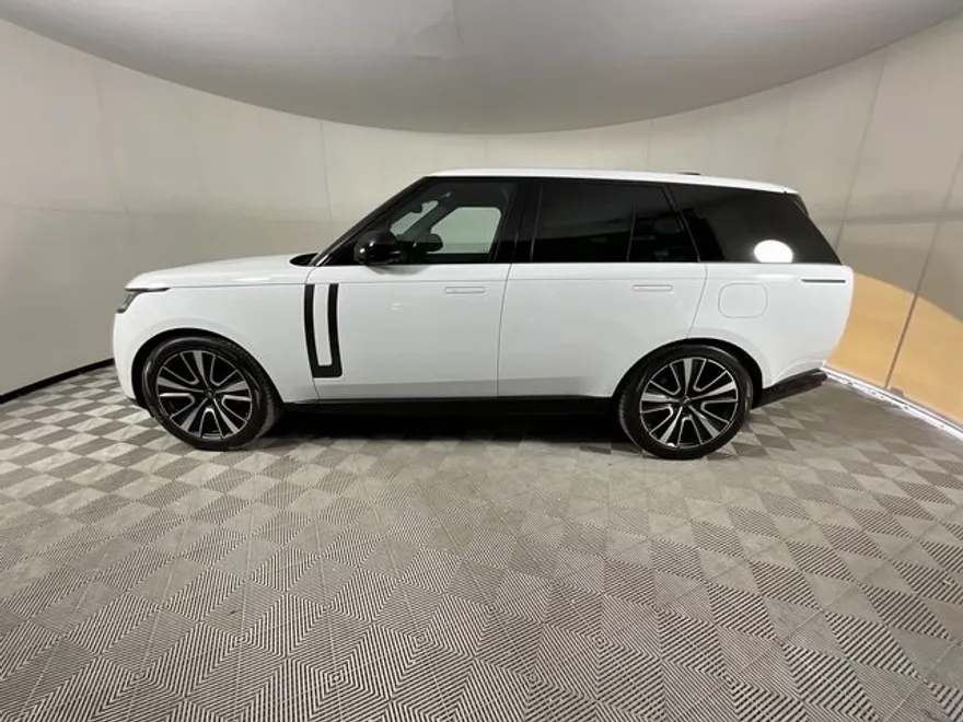 2025 Land Rover Range Rover SE photo 1