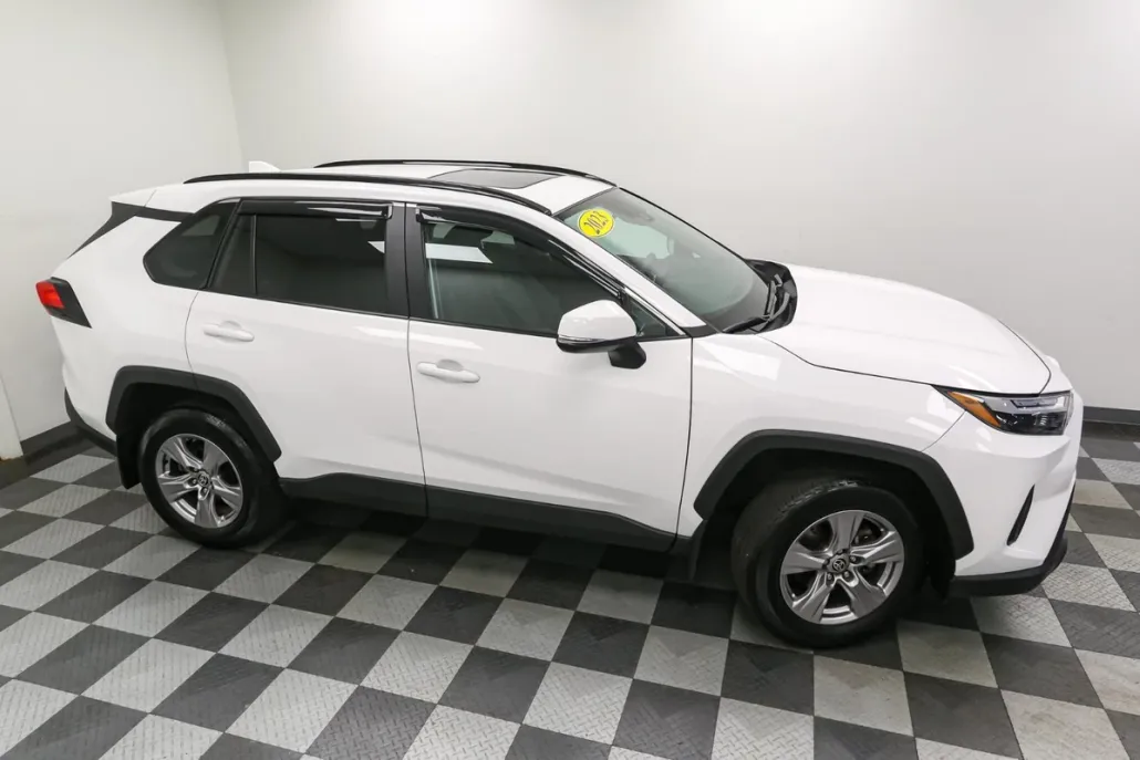 2023 Toyota RAV4 XLE photo 1