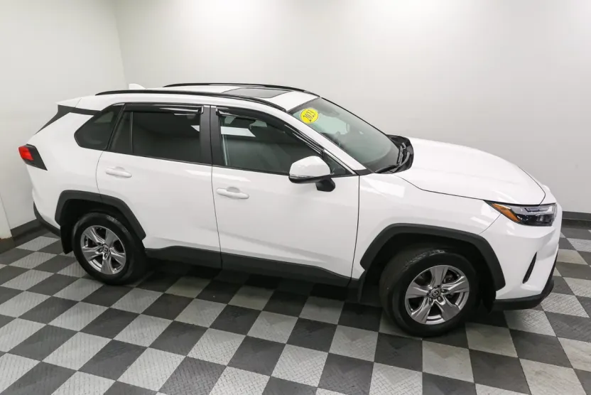 2023 Toyota RAV4 XLE photo 1