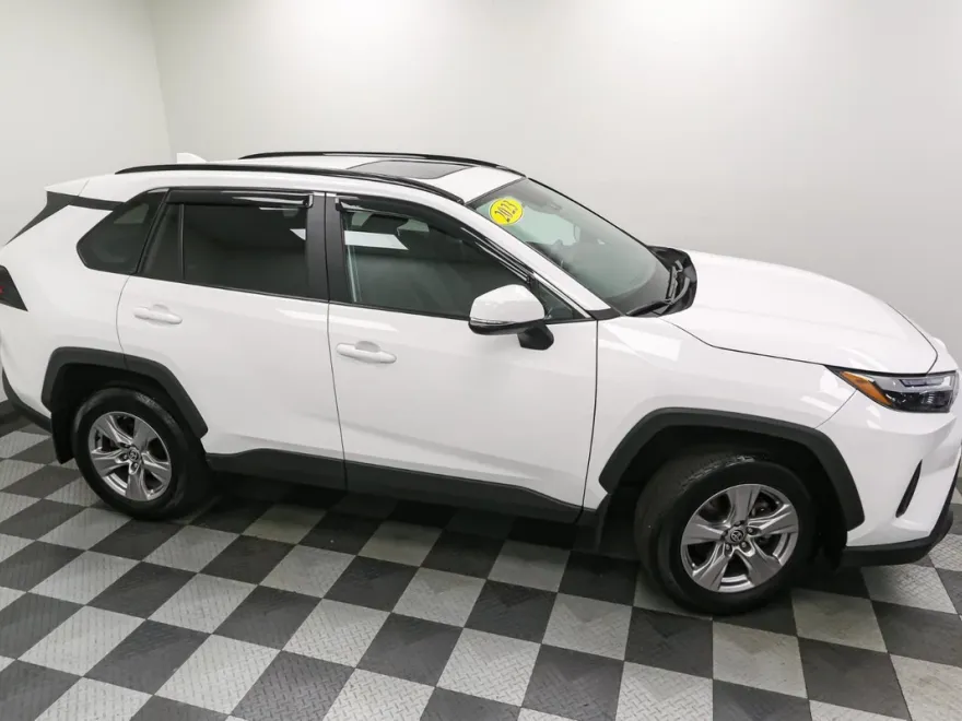 2023 Toyota RAV4 XLE photo 1