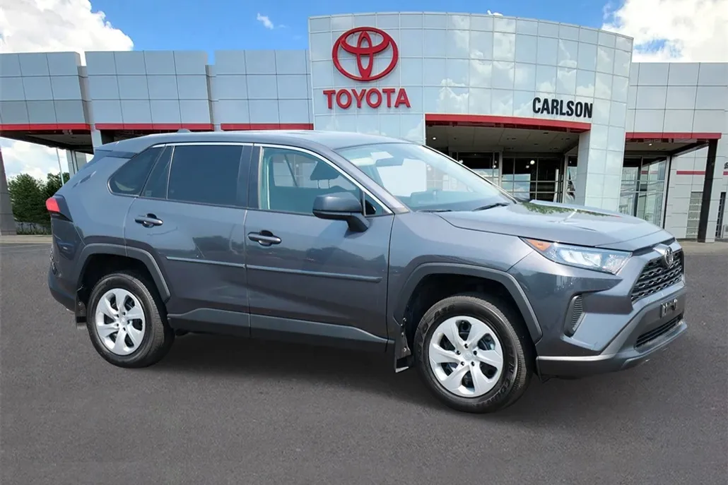 2022 Toyota RAV4 LE photo 1