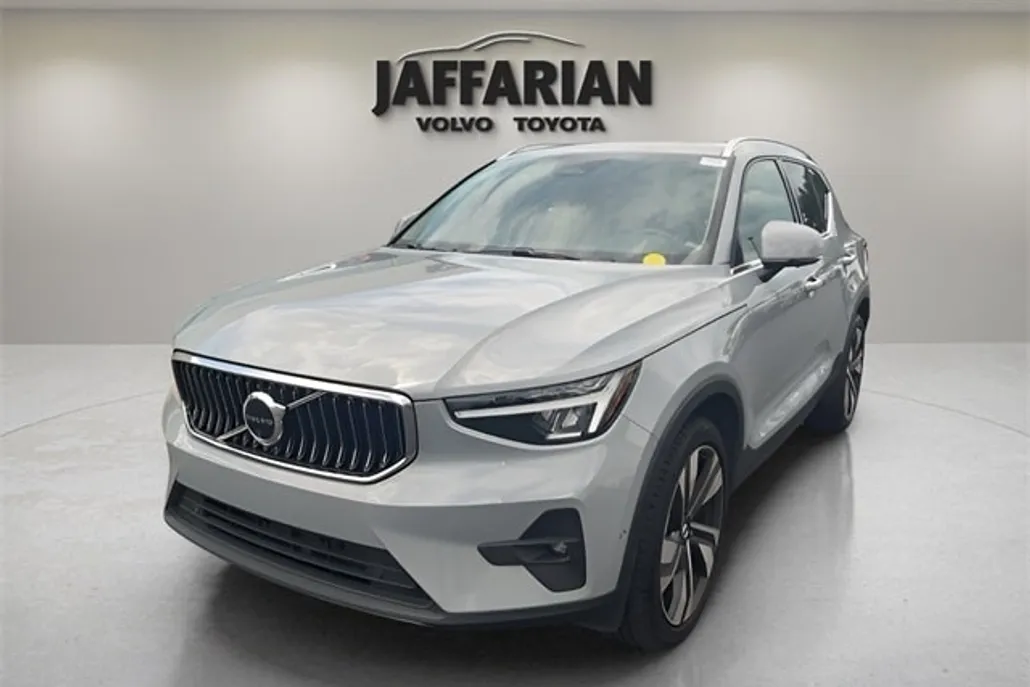 2024 Volvo XC40 Plus photo 1