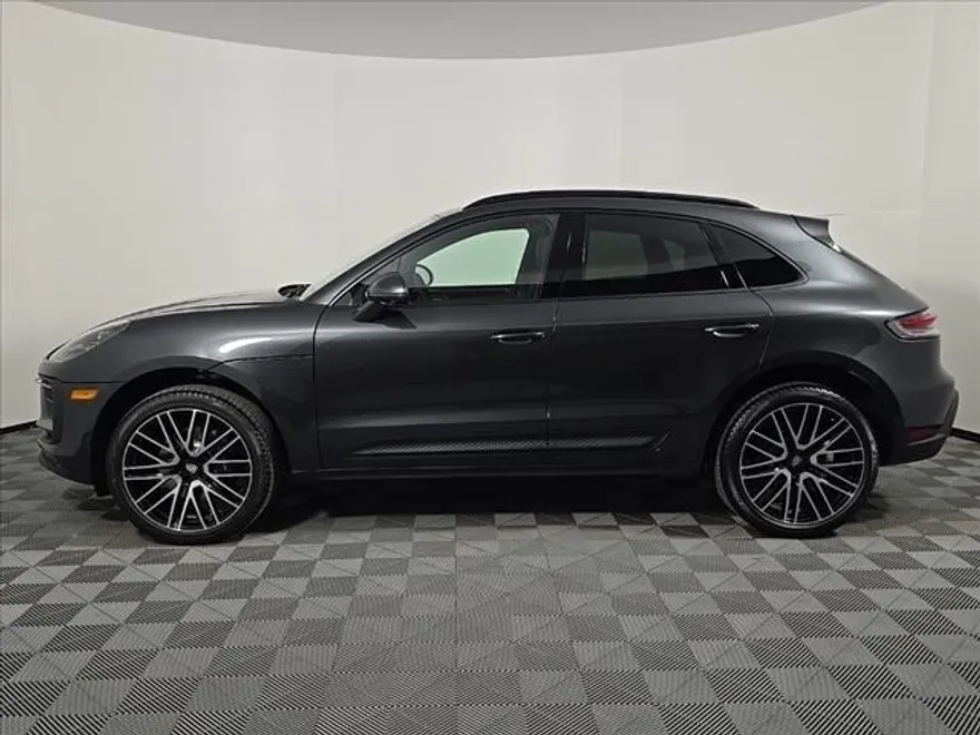 2025 Porsche Macan T photo 2