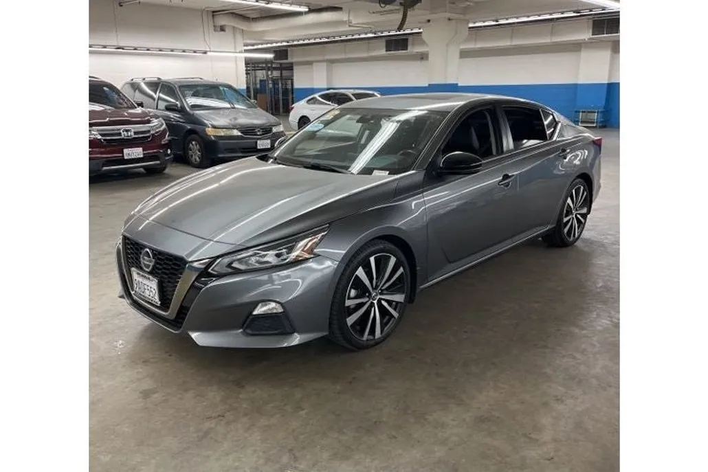2022 Nissan Altima SR photo 1