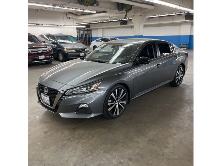 2022 Nissan Altima SR photo 1