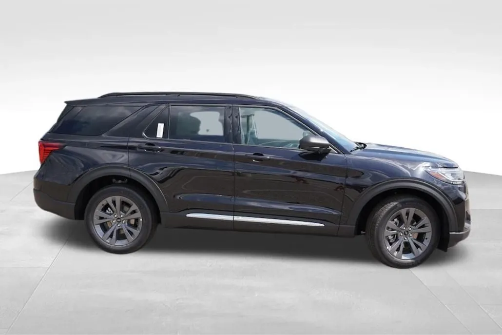 2025 Ford Explorer photo 1