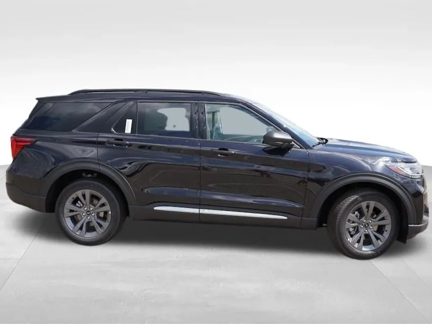 2025 Ford Explorer photo 1