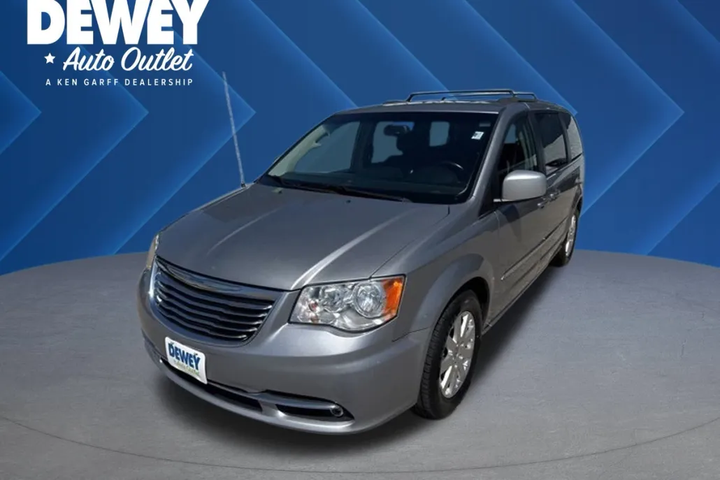 2016 Chrysler Town & Country Touring photo 1