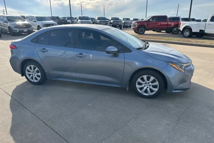 2022 Toyota Corolla LE photo 1