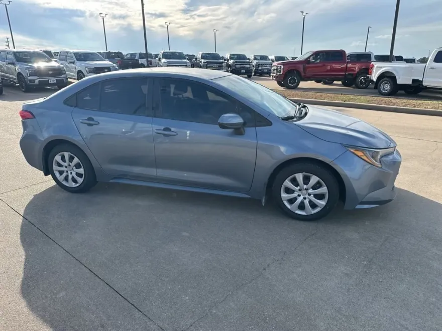 2022 Toyota Corolla LE photo 1