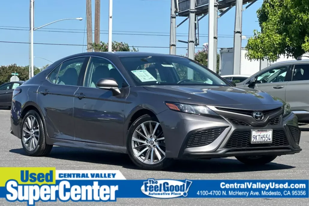 2022 Toyota Camry SE photo 1