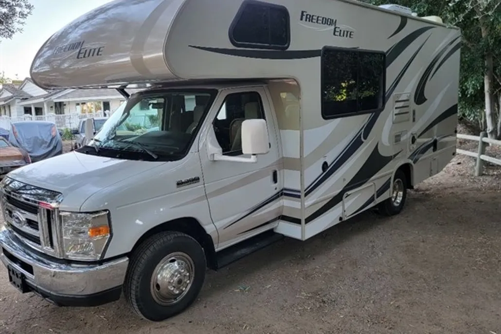 2015 Ford E-350 photo 1