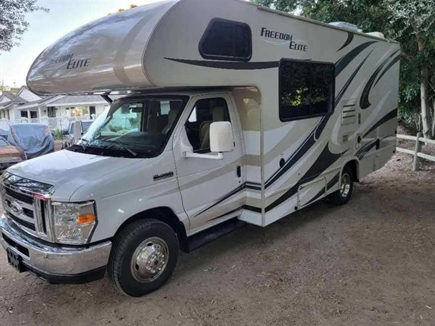 2015 Ford E-350 photo 1