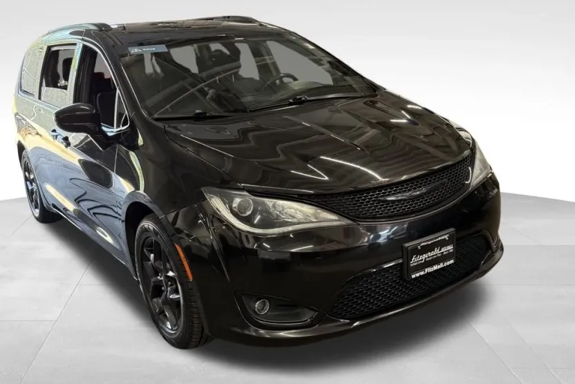 2019 Chrysler Pacifica Touring Plus photo 1