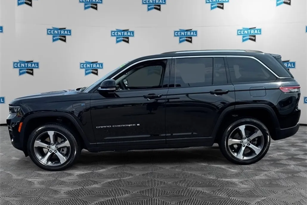 2023 Jeep Cherokee 4xe photo 1