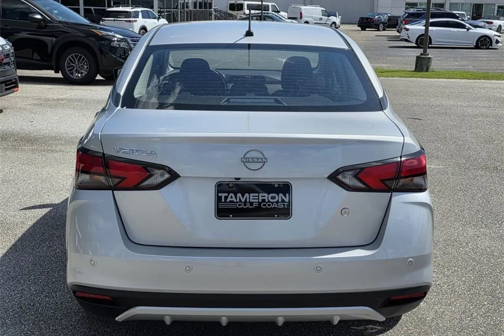 2025 Nissan Versa 1.6 S photo 1