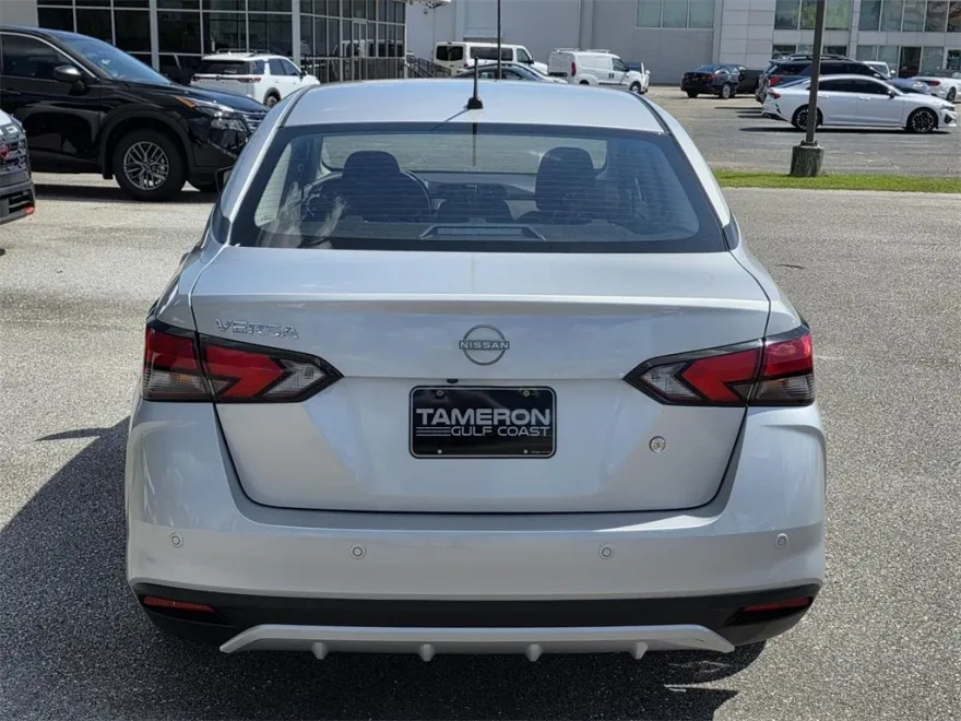 2025 Nissan Versa 1.6 S photo 1