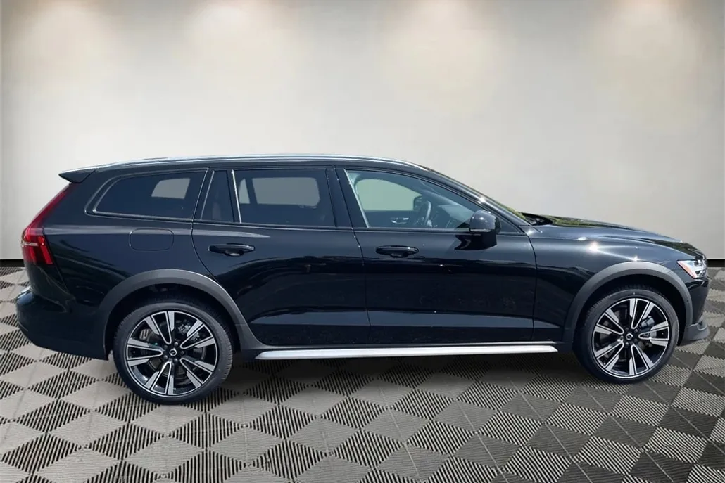 2026 Volvo V60 Cross Country B5 photo 1