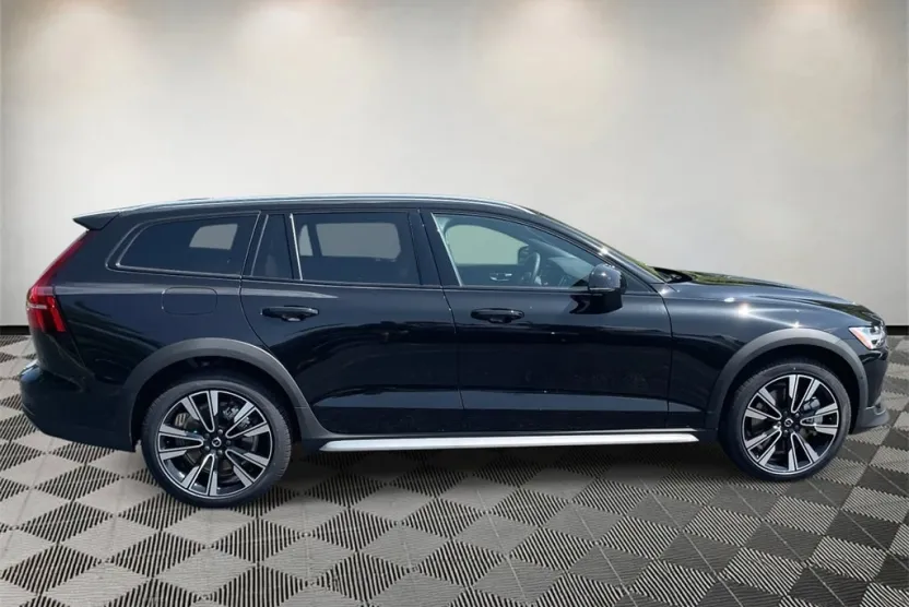 2026 Volvo V60 Cross Country B5 photo 1