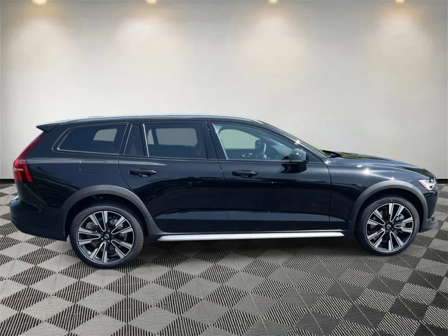 2026 Volvo V60 Cross Country B5 photo 1