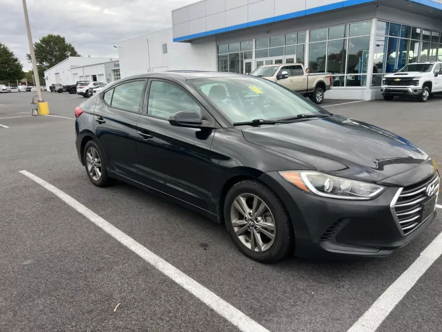 2017 Hyundai Elantra SE photo 1