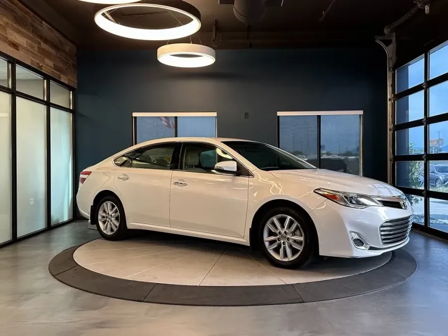 2013 Toyota Avalon XLE photo 1