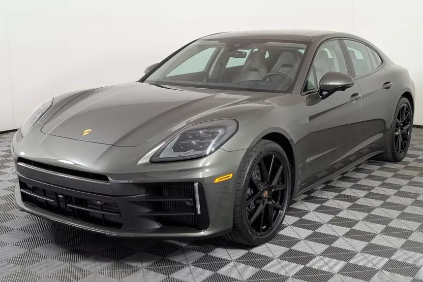 2025 Porsche Panamera 4 photo 1