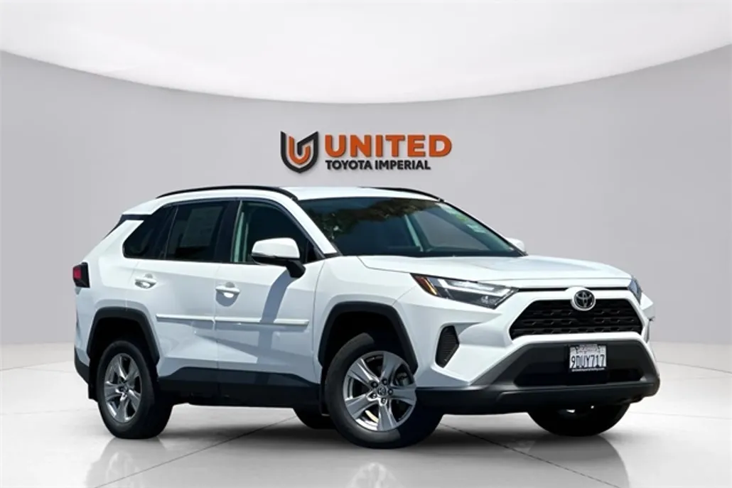 2022 Toyota RAV4 XLE photo 1