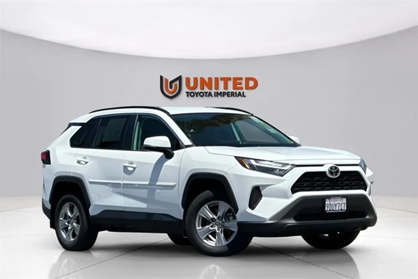 2022 Toyota RAV4 XLE photo 1