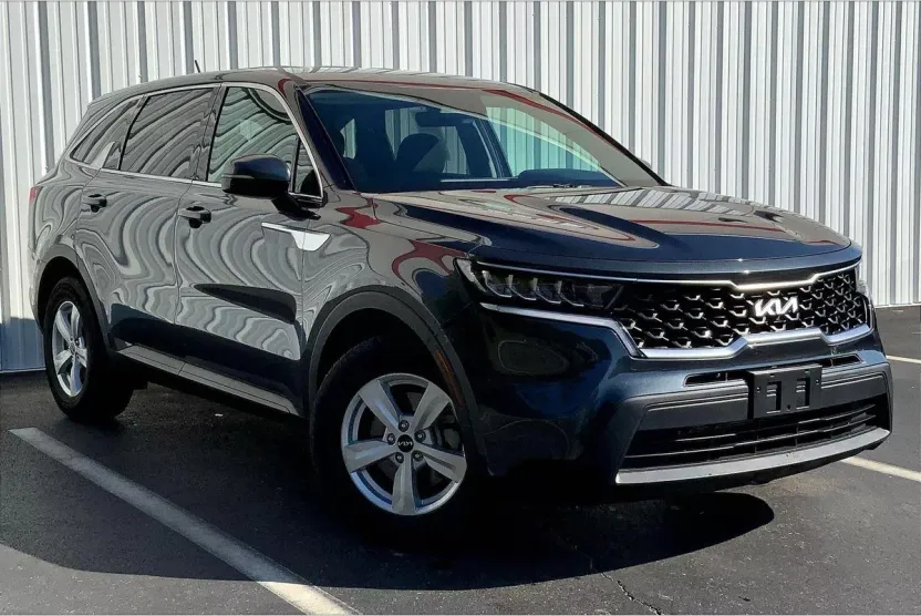 2022 Kia Sorento LX photo 1