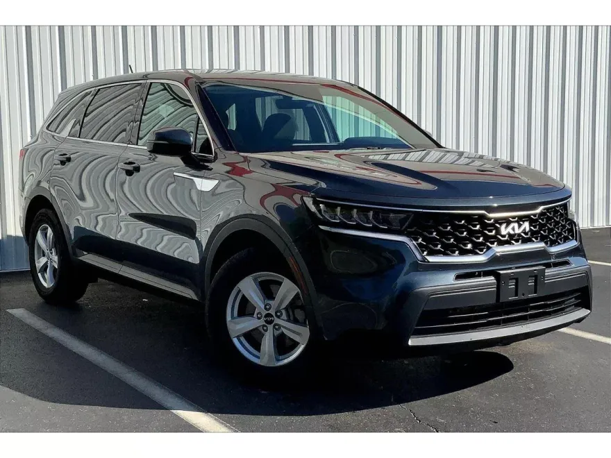 2022 Kia Sorento LX photo 1