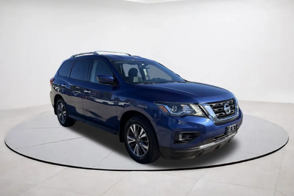 2017 Nissan Pathfinder 4x4 SV photo 1