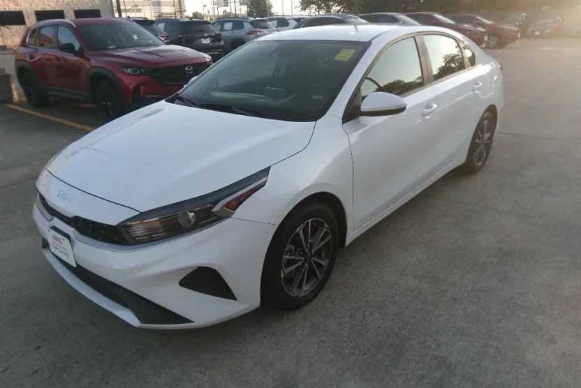 2024 Kia Forte LXS photo 1