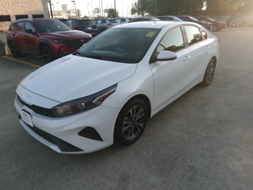 2024 Kia Forte LXS photo 1