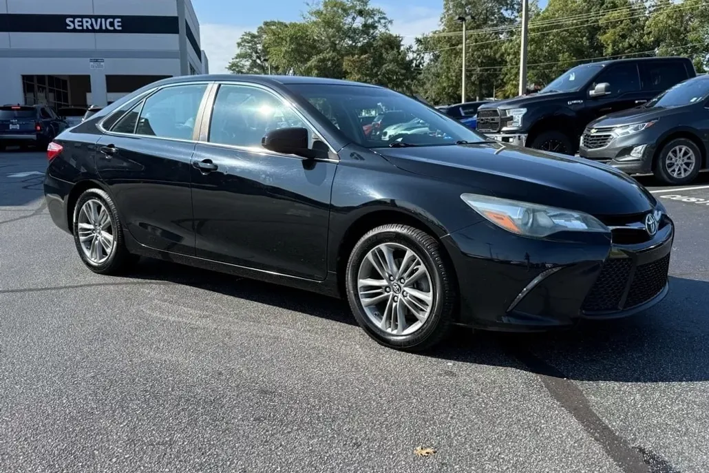 2017 Toyota Camry SE photo 1