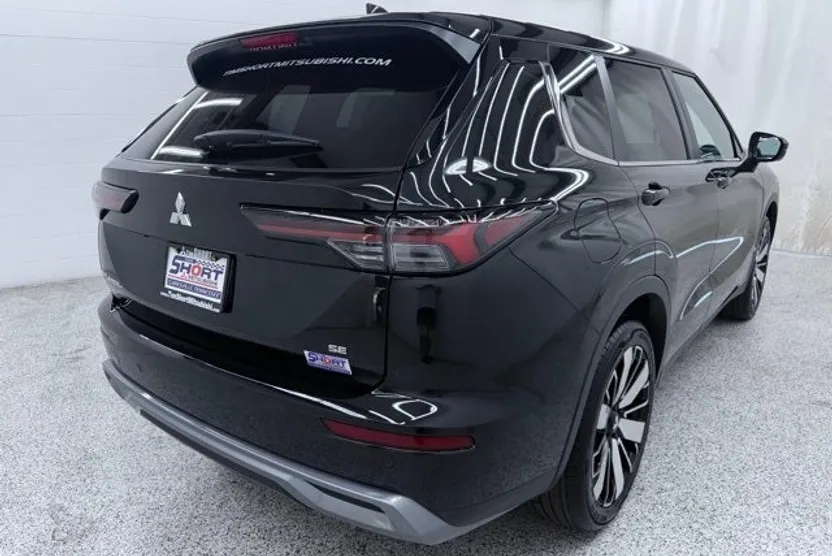 2025 Mitsubishi Outlander SE photo 1