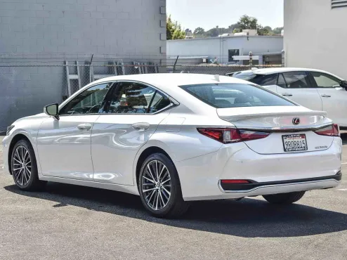 2025 Lexus ES 300h photo 4