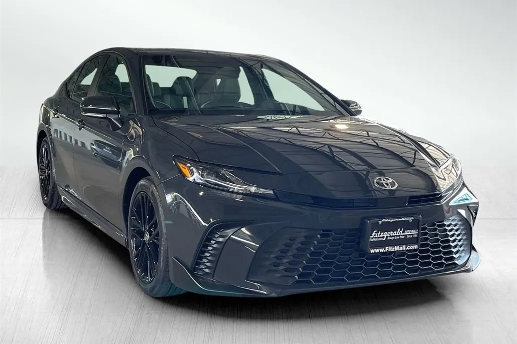 2025 Toyota Camry SE photo 1
