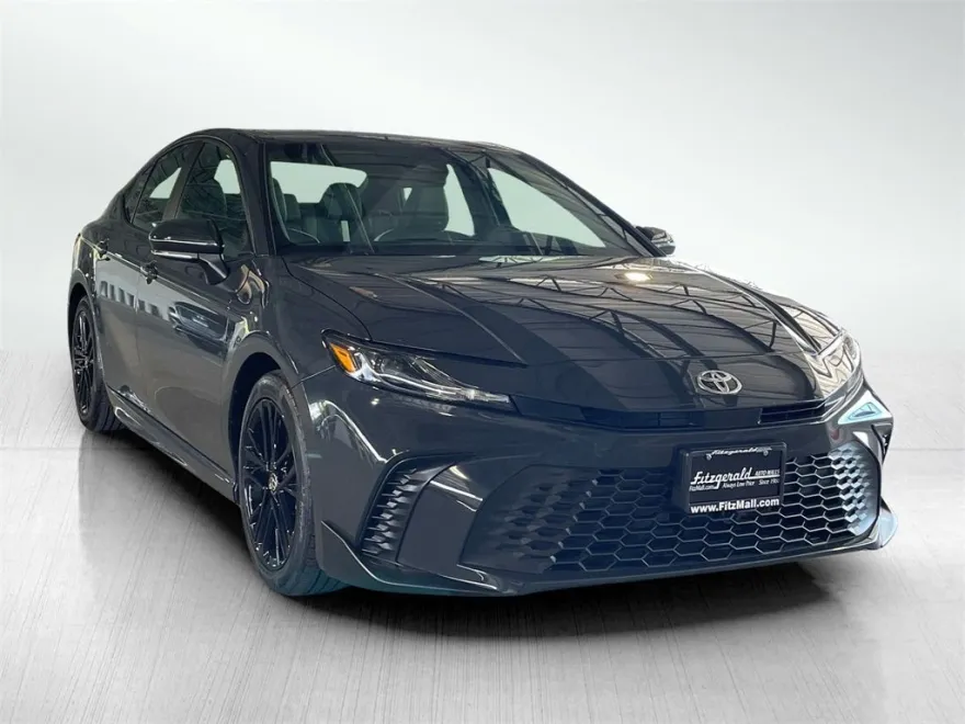2025 Toyota Camry SE photo 1