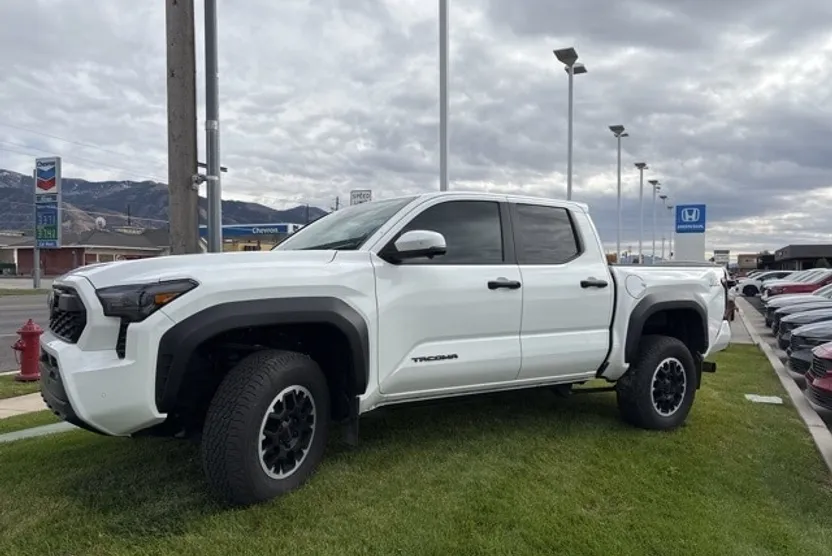 2024 Toyota Tacoma TRD Off-Road 4x4 photo 1
